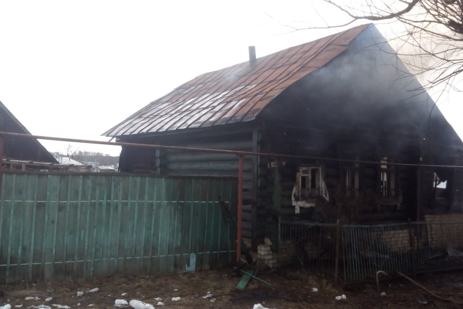 Житель Досчатого спалил соседский дом, пытаясь сжечь траву на участке